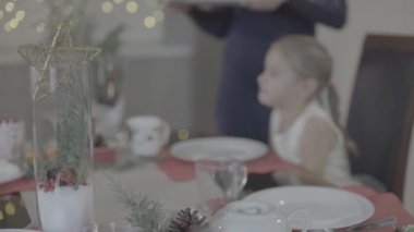 Sevgi dolu anne, tatlı, heyecanlı, mutlu, kız bebek yanağından öpüyor.