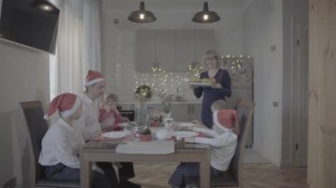 Mutlu, heyecanlı, altı kişilik bir aile, Noel yemeğini neşeli atmosfer sıcacık mutfağında kutluyor.