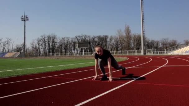 Junge Gut Aussehende Fitte Frau Beginnt Jogging Training Freien Großen — Stockvideo