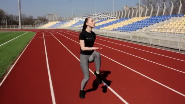 Attraktive Junge Fitte Aktive Athletin Wärmt Stretchmuskeln Beim Outdoor Training — Stockvideo