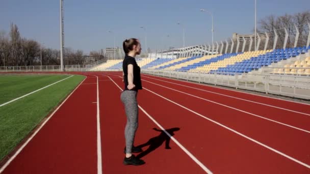 Junge Attraktive Fitte Aktive Athletin Macht Kniebeugen Und Wärmt Stretchmuskeln — Stockvideo