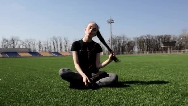 Atraente Jovem Mulher Forma Ativa Sentado Enorme Estádio Grama Verde — Vídeo de Stock