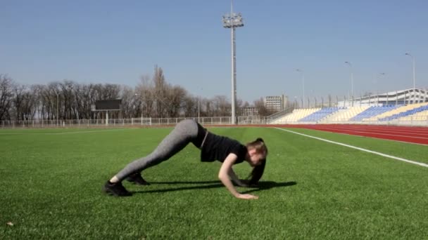 Mladý Fit Atraktivní Aktivní Žena Atlet Dělá Squats Zahřát Strečové — Stock video