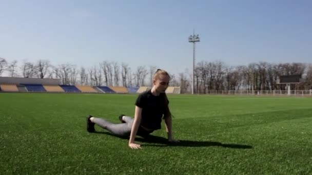 Jovem Atraente Ajuste Atleta Fêmea Ativa Alonga Músculos Fazendo Flexões — Vídeo de Stock