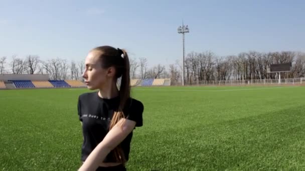 Atraente Jovem Mulher Forma Ativa Faz Ioga Esticar Pose Enorme — Vídeo de Stock