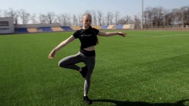 Attraktiv Fitte Aktive Junge Frau Macht Yoga Stretch Pose Auf — Stockvideo
