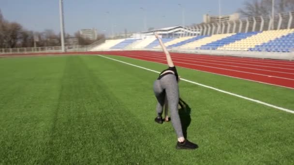 활동적으로 여자가 경기장 밖에서 근육을 따뜻하게 다리를 운동을 — 비디오