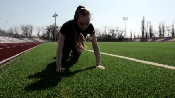 Junge Attraktive Fitte Athletin Macht Liegestütze Die Muskeln Straffen Und — Stockvideo