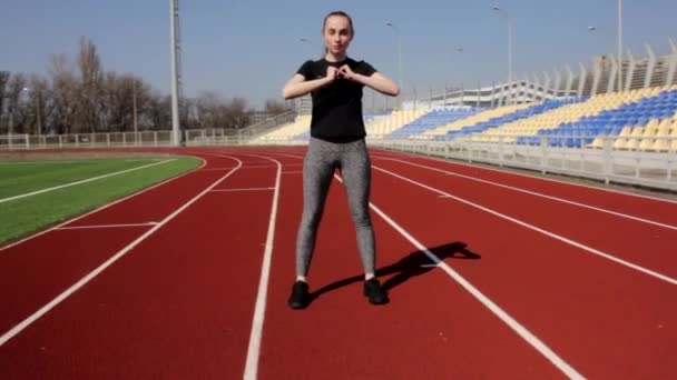 Aktivní Mladý Atraktivní Fit Žena Atlet Dělá Squats Zahřát Strečové — Stock video