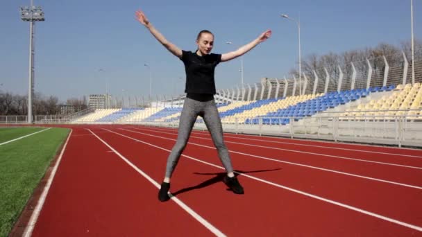 Attraktive Junge Aktive Fitness Mädchen Trainieren Oberkörper Bein Stretchübung Springen — Stockvideo