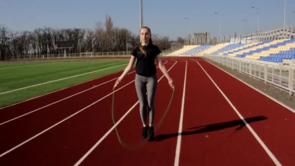 Junge Attraktive Fitte Aktive Springen Mit Springseil Beim Aufwärmen Großen — Stockvideo