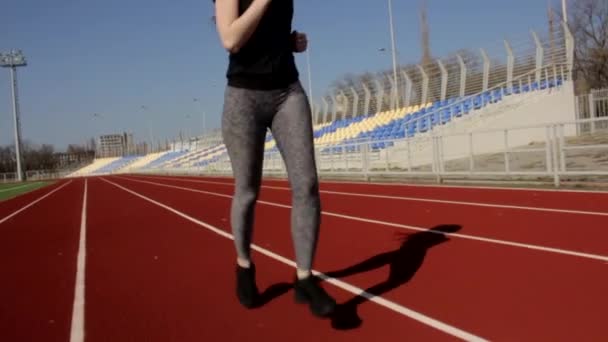 Athletisch Attraktive Fitte Junge Frau Beim Joggen Zeitlupe Großes Stadiontraining — Stockvideo