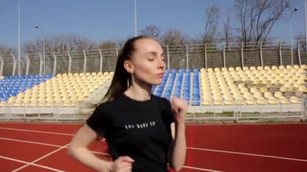 Nahaufnahme Zeitlupentempo Von Athletisch Attraktiver Fitter Junger Frau Beim Joggen — Stockvideo