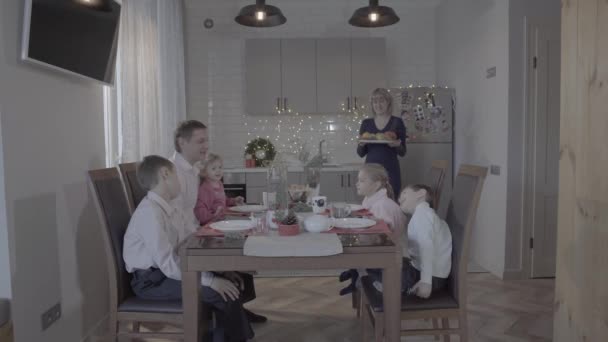 Feliz Animado Quatro Crianças Família Celebrando Ano Novo Cozinha Mesa — Vídeo de Stock