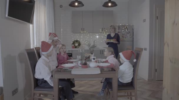 Spännande Glad Fyra Barn Familj Firar Nyår Kök Bord Far — Stockvideo