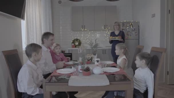 Spännande Glad Familj Sex Njuta Festlig Julmiddag Härlig Mysig Kök — Stockvideo
