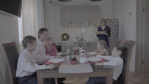 Glædelig Fantastisk Familie Seks Nyde Festlig Julemiddag Dejlige Hyggelige Køkken – Stock-video