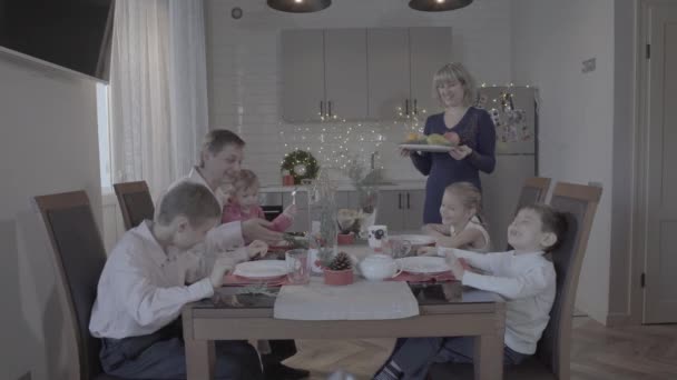 Spännande Fantastisk Familj Sex Njuta Festlig Julmiddag Härlig Mysig Kök — Stockvideo