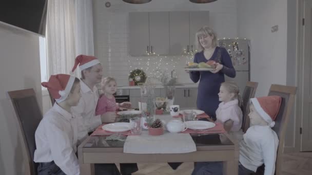 Spännande Glad Familj Sex Njuta Festlig Julmiddag Fantastiska Mysiga Kök — Stockvideo
