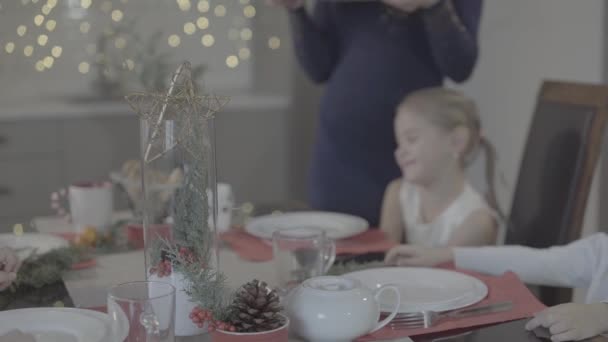 Kochająca Matka Całuje Szczęśliwy Cute Podekscytowany Dziewczynka Córka Policzku Świątecznej — Wideo stockowe