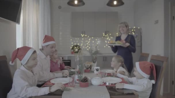 お祝いの雰囲気の中でクリスマスディナーを祝う6の素敵な興奮した幸せな家族居心地の良いキッチン — ストック動画