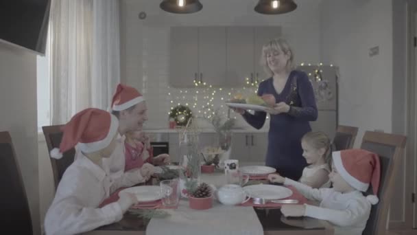 Spændt Dejlig Lykkelig Familie Seks Fejrer Jul Middag Festlig Atmosfære – Stock-video