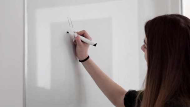 Buena Apariencia Chica Flaca Joven Dibujando Caras Felices Pizarra Blanca — Vídeos de Stock