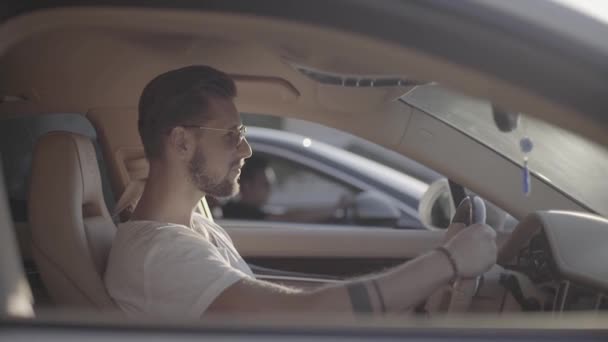 Junge Attraktive Gutaussehende Tätowierte Mann Mit Sonnenbrille Sitzt Luxus Sport — Stockvideo