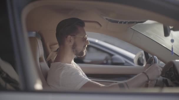 Tatuado Atractivo Joven Guapo Gafas Sol Sentado Coche Carreras Deporte — Vídeos de Stock