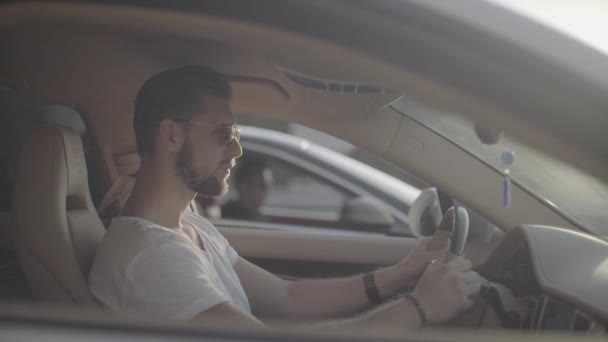 Atractivo Joven Guapo Tatuado Gafas Sol Sentado Coche Carreras Deportivas — Vídeos de Stock