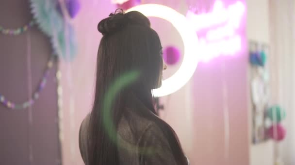 Güzel Çekici Esmer Siyah Saçlı Pembe Süsleme Topuyla Oynayan Kamerada — Stok video