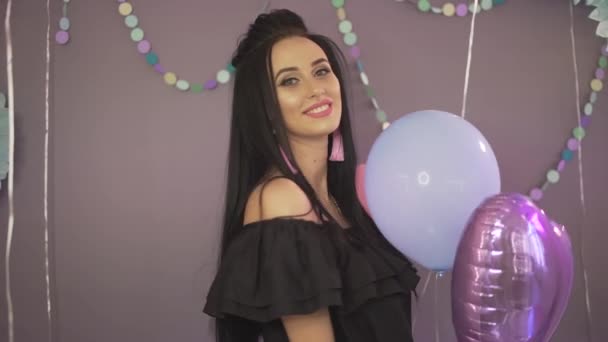 Schöne Attraktive Brünette Junge Frau Genießt Party Feierstimmung Lächelnd Mit — Stockvideo