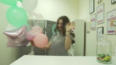 Çekici, mutlu, heyecanlı bir grup kadının profesyonel kuaförde doğum günü partisi kutlaması için hazırlanması.