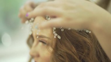 Profesyonel kuaför. Sarı dalgalı kadın kafasında inci taç, mücevher, saç, aksesuar.