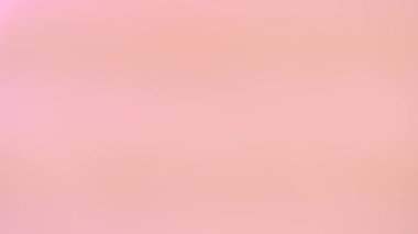 Bir grup çekici ve mutlu bayan arkadaş güzellik salonunda şampanya bardaklarıyla doğum günü partisini kutluyorlar.