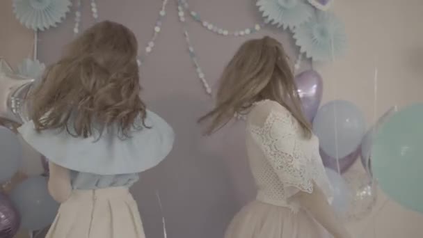 Dwie Podekscytowane Młode Atrakcyjne Kobiety Fantazyjnych Pięknych Sukienkach Balonami Rękach — Wideo stockowe