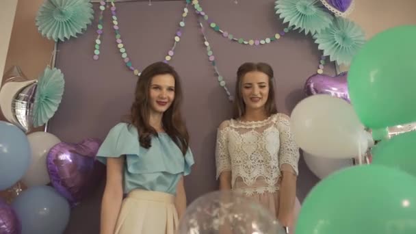 Дві Молоді Привабливі Збуджені Жінки Вишуканих Гарних Сукнях Повітряними Кульками — стокове відео