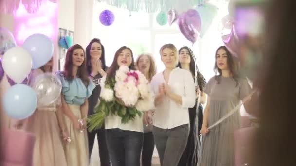 Groupe Jeunes Jolies Femmes Heureuses Excitées Félicitent Fête Anniversaire Dans — Video