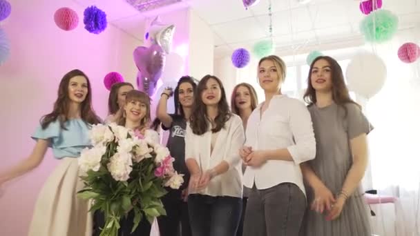 Csoport Oof Vonzó Fiatal Boldog Izgatott Nők Gratulálok Ünneplő Születésnapi — Stock videók