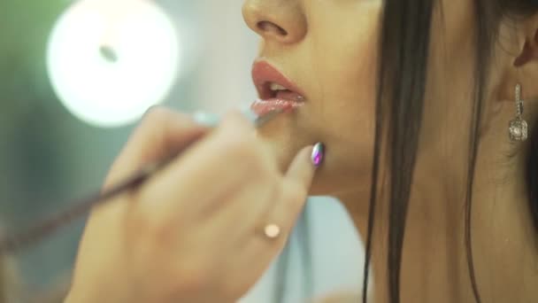 Profesjonalne Stylistka Tworzą Artysta Malarstwo Młody Atrakcyjny Piękny Model Usta — Wideo stockowe