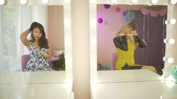 Para Młody Podekscytowany Szczęśliwy Atrakcyjne Kobiety Patrząc Salon Piękności Lustro — Wideo stockowe
