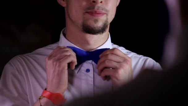 Sakallı Yakışıklı Genç Adam Sinema Çalışanı Temiz Beyaz Yakalı Gömleğinde — Stok video