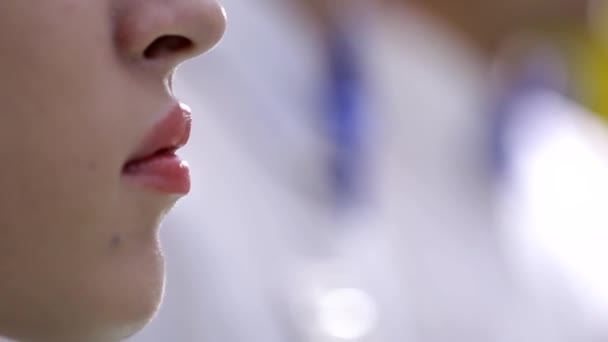 Jonge Aantrekkelijke Vrouw Bioscoop Werknemer Schilderen Lippen Met Lipstick Mannen — Stockvideo