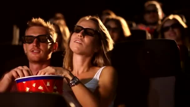 一群年轻 有魅力的男性朋友一边吃爆米花一边欣赏3D 4D动作片 — 图库视频影像