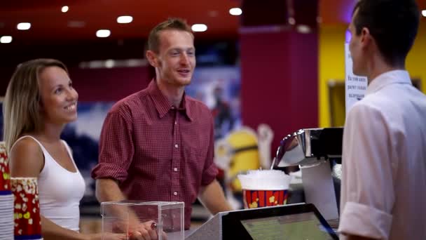 Bahagia Muda Menarik Menarik Pria Pasangan Gadis Membuat Popcorn Order — Stok Video