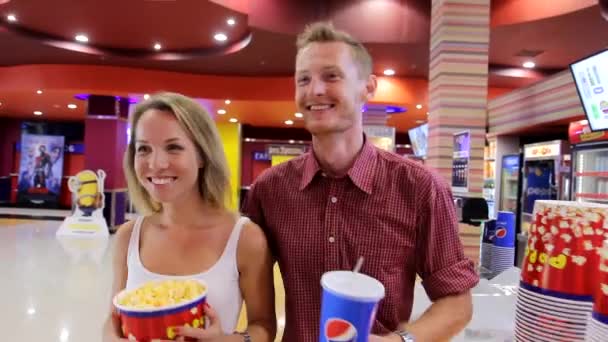 Jovem Animado Feliz Mulher Bonita Homem Casal Abraço Comer Pipoca — Vídeo de Stock