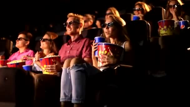 Grupp Glada Attraktiva Unga Glada Manliga Kvinnliga Vänner Äter Popcorn — Stockvideo