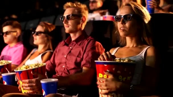 Grupa Podekscytowany Szczęśliwy Młody Atrakcyjny Mężczyzna Przyjaciele Jedzenie Popcorn Korzystających — Wideo stockowe