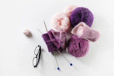 İplik örme için. Yün, gözlük ve örgü iğneleri. Düz yatıyordu