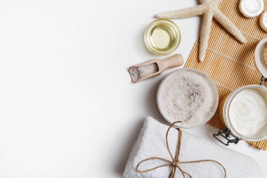 Spa kozmetik arka plan. Beyaz Kağıt arka plan üzerinde tedavi ürünleri. Metin için yer. Düz yatıyordu.